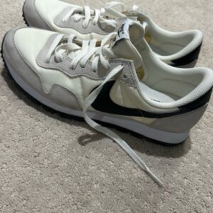 Nike White and Black Sneakers